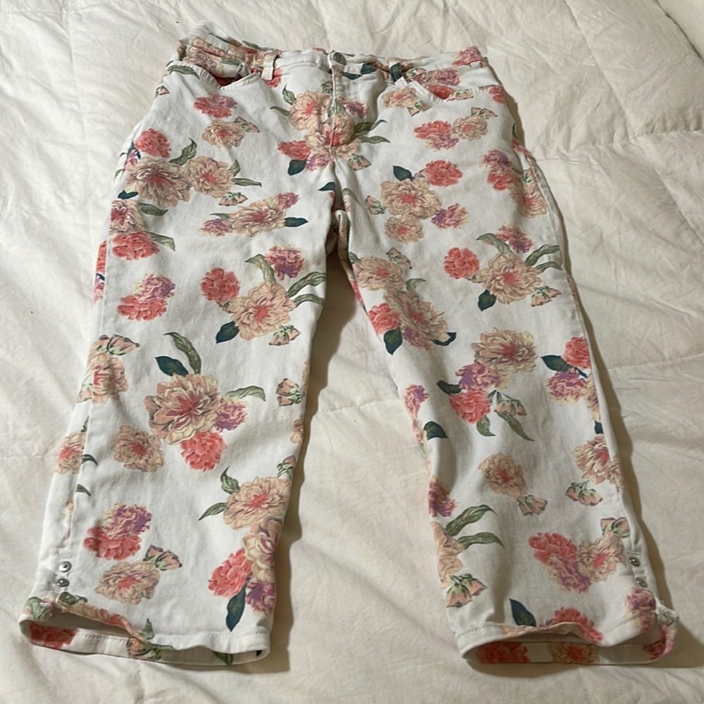 Gloria Vanderbilt Capris  Size 8. Inseam 20.5 Worn once. No stains or rips.
